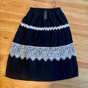 Adiva midi pleated black and lace skirt. Size medium. NWT